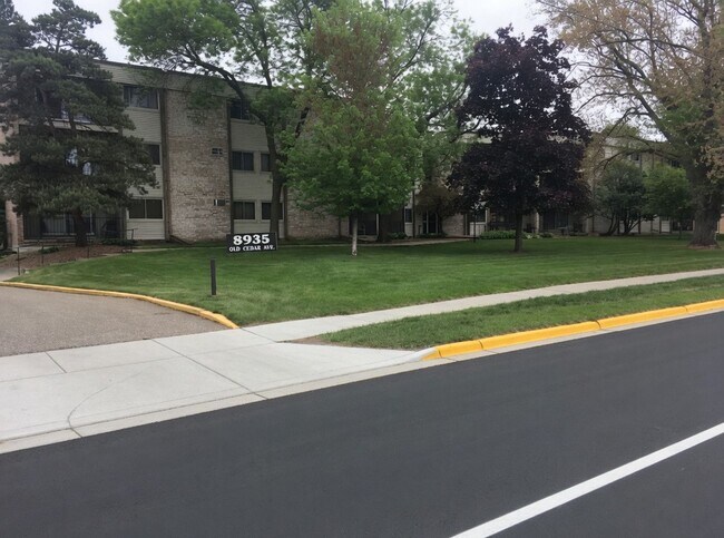 Building Photo - Freshly Updated, Stylish 2 bed 2 bath Condo in Bloomington