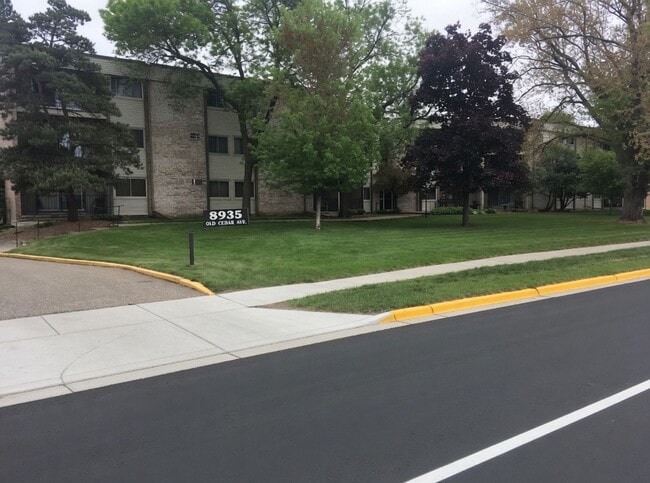 Building Photo - Freshly Updated, Stylish 2 bed 2 bath Condo in Bloomington Includes 2 Heated Parking Spaces!