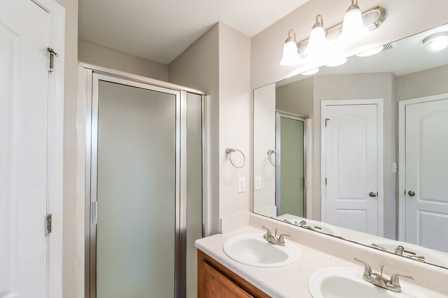 Building Photo - 40 Savoy Park Dr