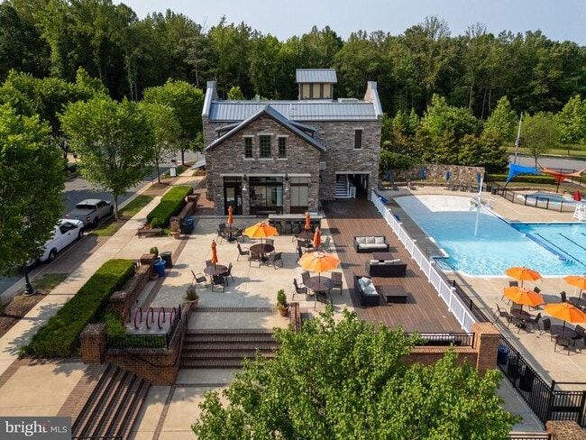 Building Photo - 214 Almond Dr