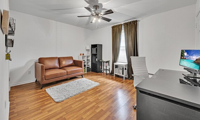 Building Photo - Furnished 2 Bedroom Condo Just One Block F...