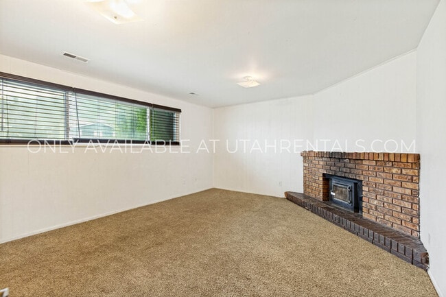 Building Photo - 262 1165 N