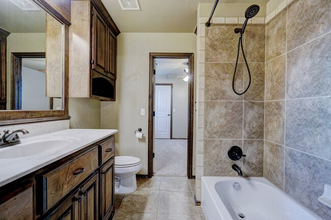 Building Photo - 812 Ryan Rd