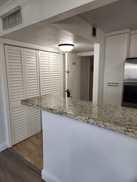Building Photo - 9143 SW 77th Ave