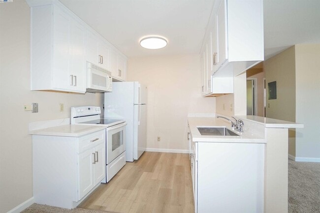 Building Photo - 3670 Silver Oaks Way
