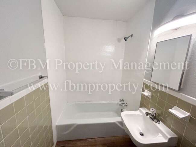 Building Photo - 330 W College St