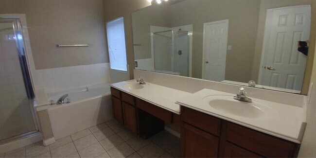 Building Photo - 14102 Lindencroft Ct