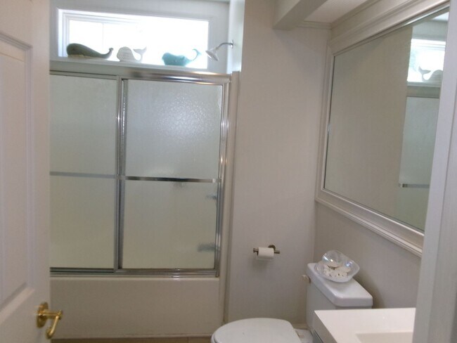 Building Photo - Walk to the Ocean from this 3 bedroom, 2.5...