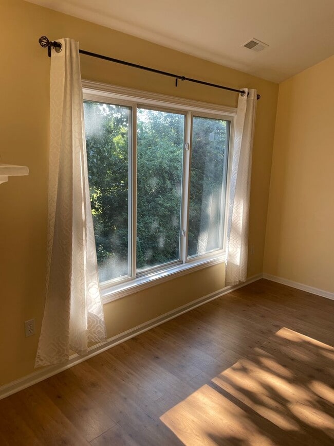 Building Photo - Beautiful 2 bed 2 bath upper Utica 1710 sq...
