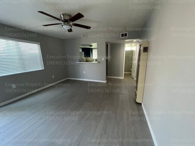 Building Photo - 1 bedroom/ 1 bathroom floor unit.