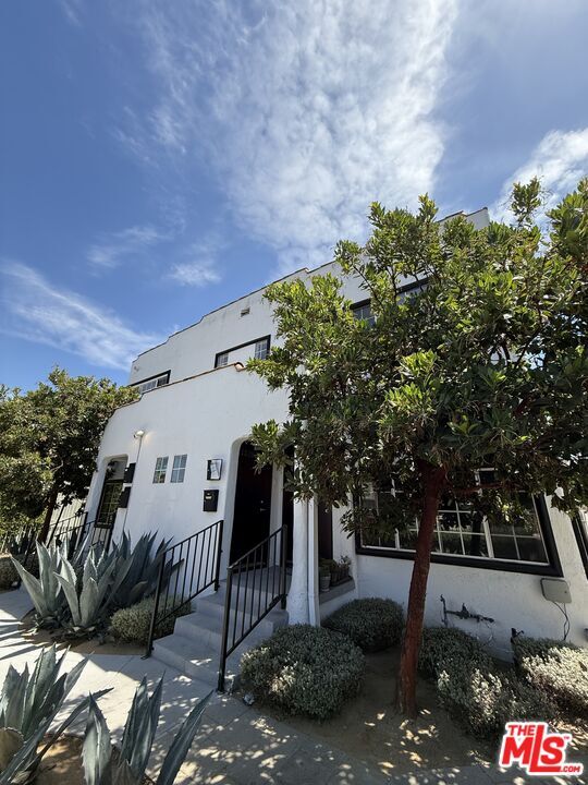 Building Photo - 1328 S Bronson Ave