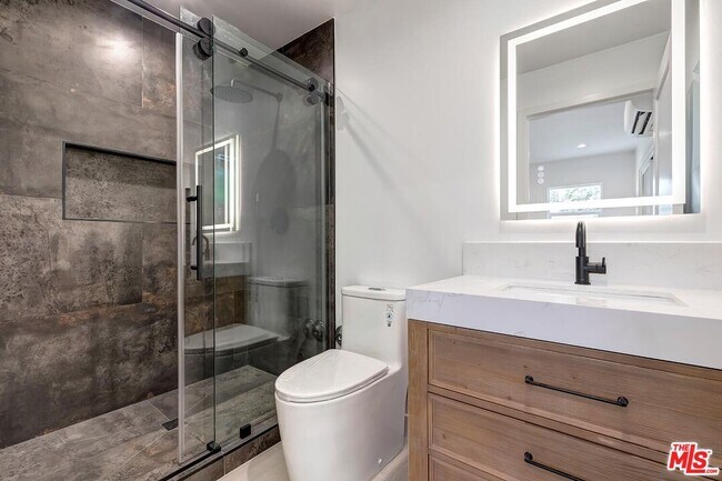 Building Photo - 3431 Edgehill Dr