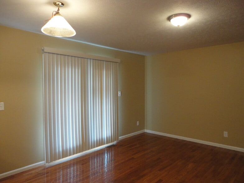 Building Photo - 912 N Garver Rd