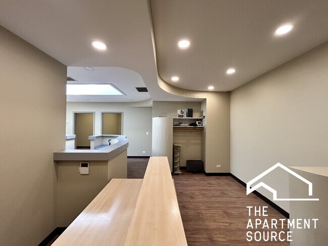 Building Photo - 4956 W Irving Park Rd