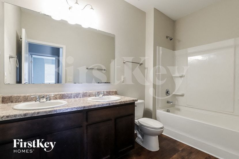 Building Photo - 3280 Heatherwood Dr