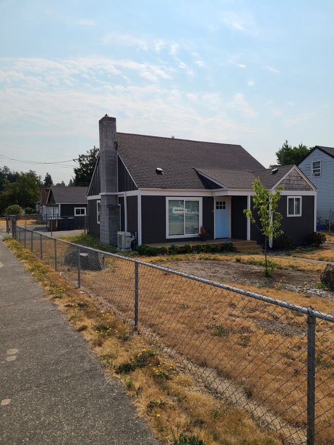 Building Photo - Beautifully Updated South Tacoma 3 Bedroom