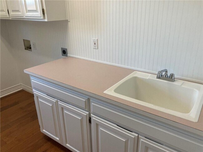 Building Photo - 420 E New Hope Rd