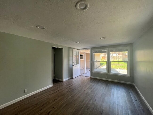 Building Photo - 3618 Chestnut St