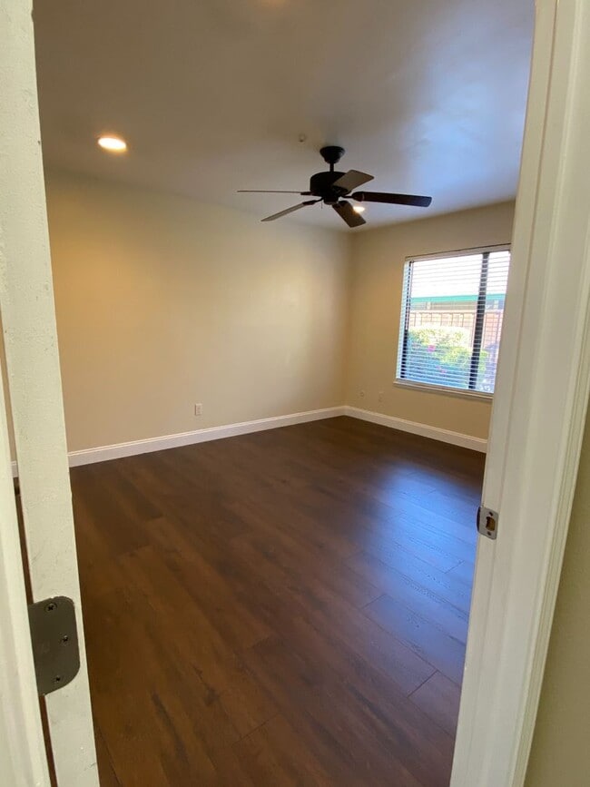 Building Photo - 2 bedroom/1 bath with garage in Rohnert Park