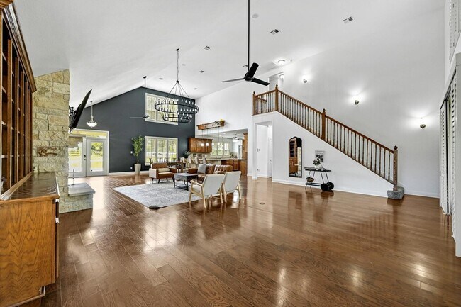 Building Photo - 211 Moore Ln