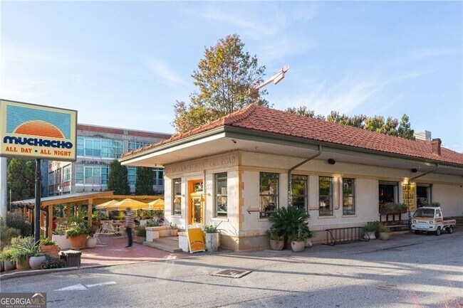 Building Photo - 881 Memorial Dr SE