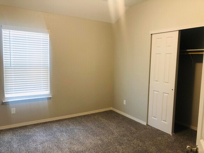 Building Photo - 825 Whitebrush Dr