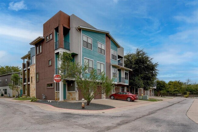 Building Photo - 1504 Lorraine Loop