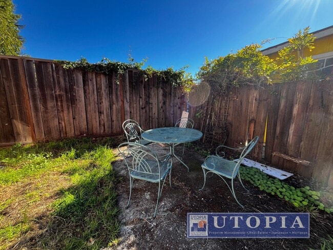 Building Photo - Charming Victorian Home with 3 bedrooms an...