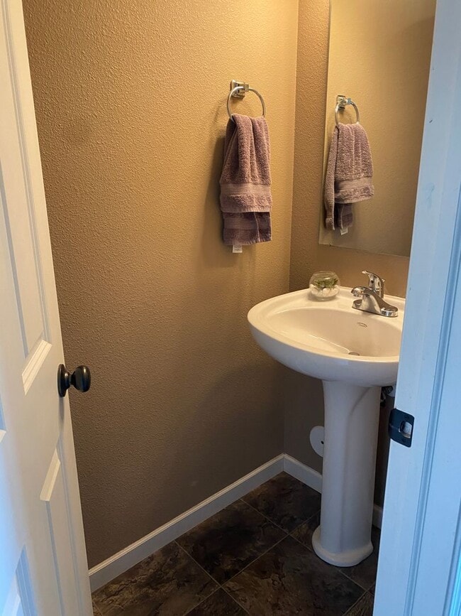 Building Photo - 3 bed 2.5 Bath Twin Home SORRY NO PETS!!