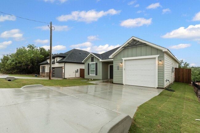 Building Photo - Gorgeous in Granbury