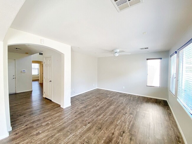 Building Photo - 4 BEDROOM + DEN 3 BATH HOME IN NORTHWEST