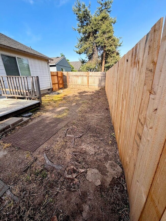 Building Photo - Fontana Duplexes