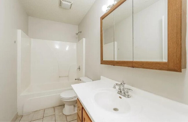 Building Photo - 2833 Kensington Ave