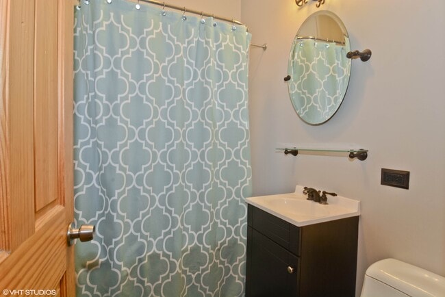 Building Photo - 3747 W Diversey Ave