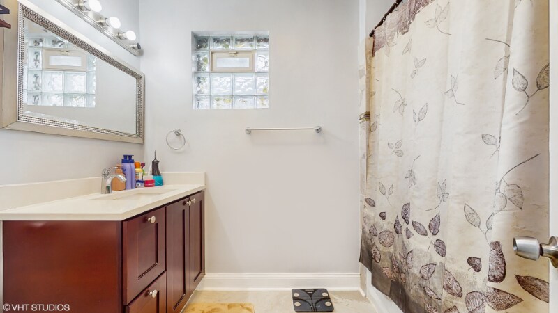 Building Photo - 8211 S Cornell Ave