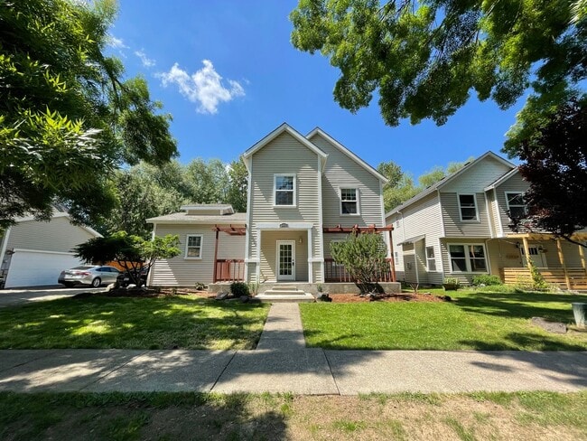 Building Photo - SE Home 3Bd/2.5Ba Home Close to the Willamette River off McLoughlin Blvd. 2 Car Garage and Washer...