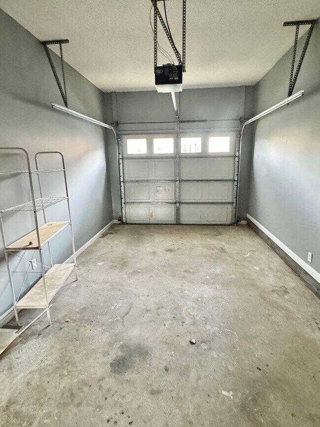 Building Photo - Available NOW -104 PIneridge