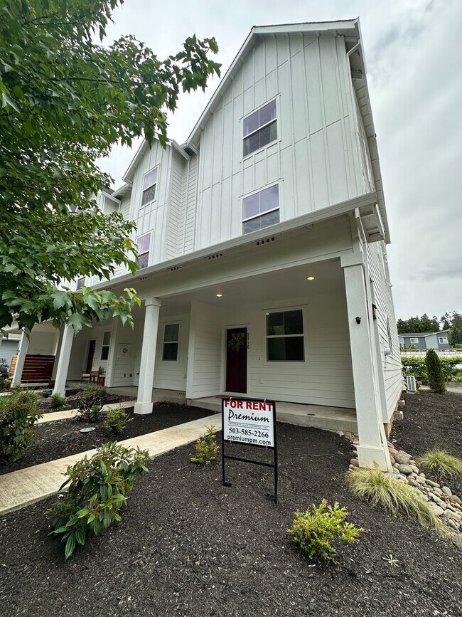 Primary Photo - Beautiful Three Bedroom Townhome in Sustai...