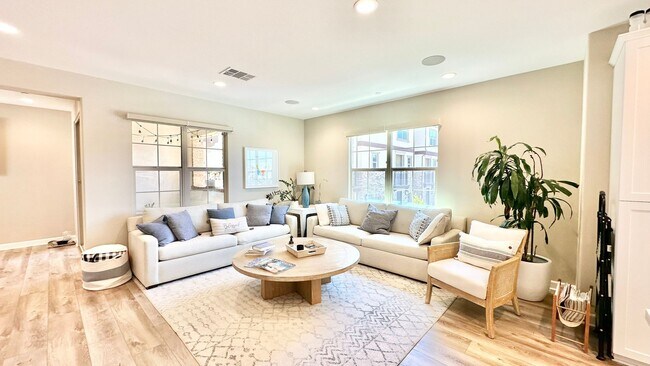 Building Photo - Beautiful "Model" Show Townhome in the Gat...