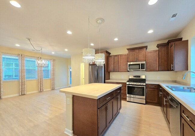 Building Photo - 3 Bedroom Home in Everett Available Now!