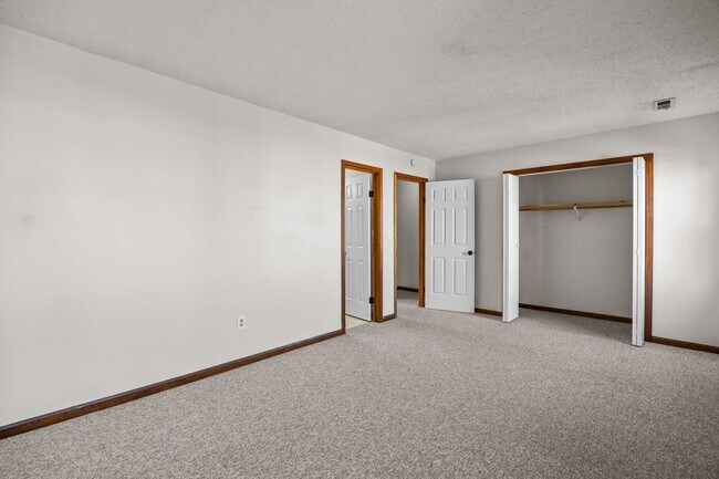 Building Photo - Charming 2 Bed, 2.5 Bath Townhouse for Rent in Virginia Beach!