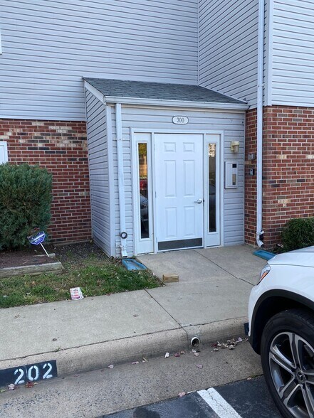 Building Photo - 300 Grosvenor Ln