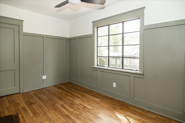Building Photo - Beautifully Renovated 2/1 in Desirable Gra...