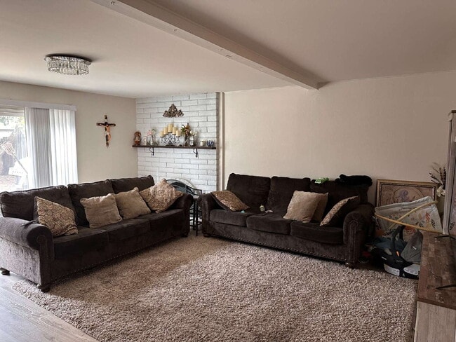 Building Photo - A Clean, Well-Sized Home With Solar in Woodland