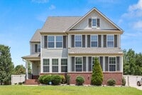 Building Photo - Beautiful 4 Bed 2.5 Bath