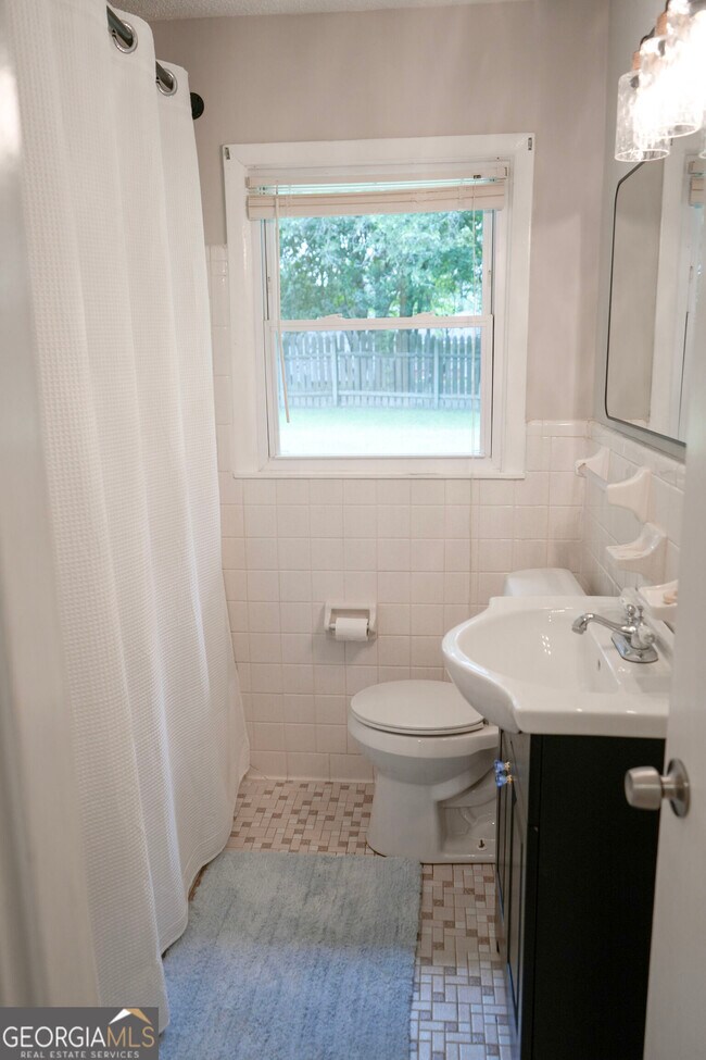 Building Photo - 307 Pinewood Dr