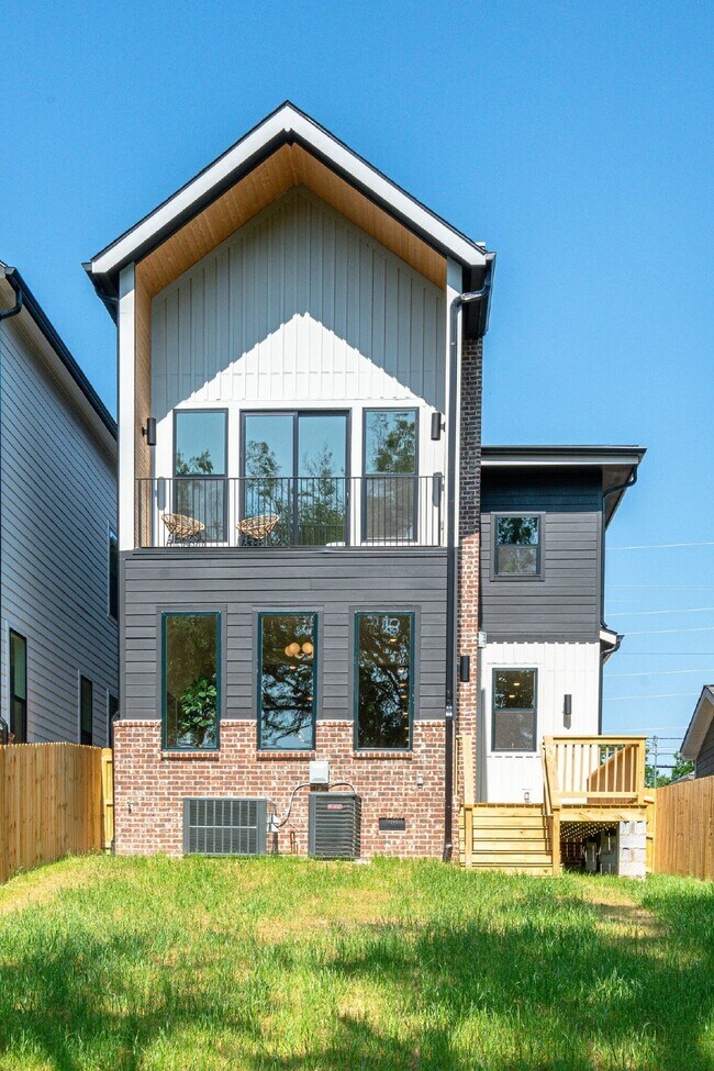 Building Photo - LIKE NEW - Beautiful 4 or 5 BR in Lockelan...