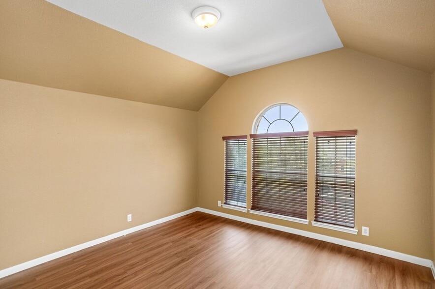 Building Photo - 3415 Highline Tr