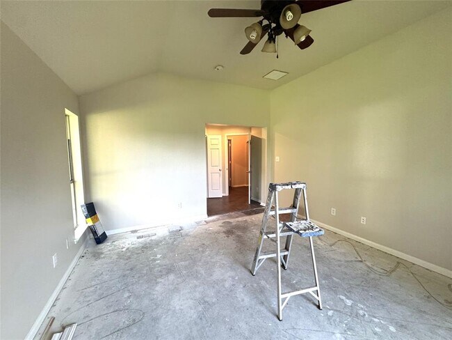 Building Photo - 772 Riverside Dr