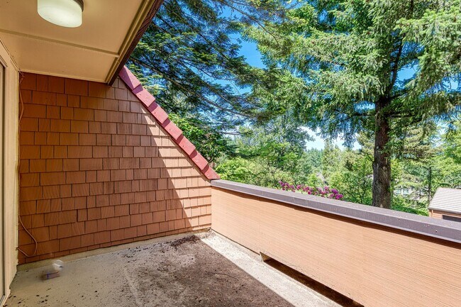 Building Photo - Desirable Updates Lake Oswego Condo 1Bed/1Bath - Mt Park